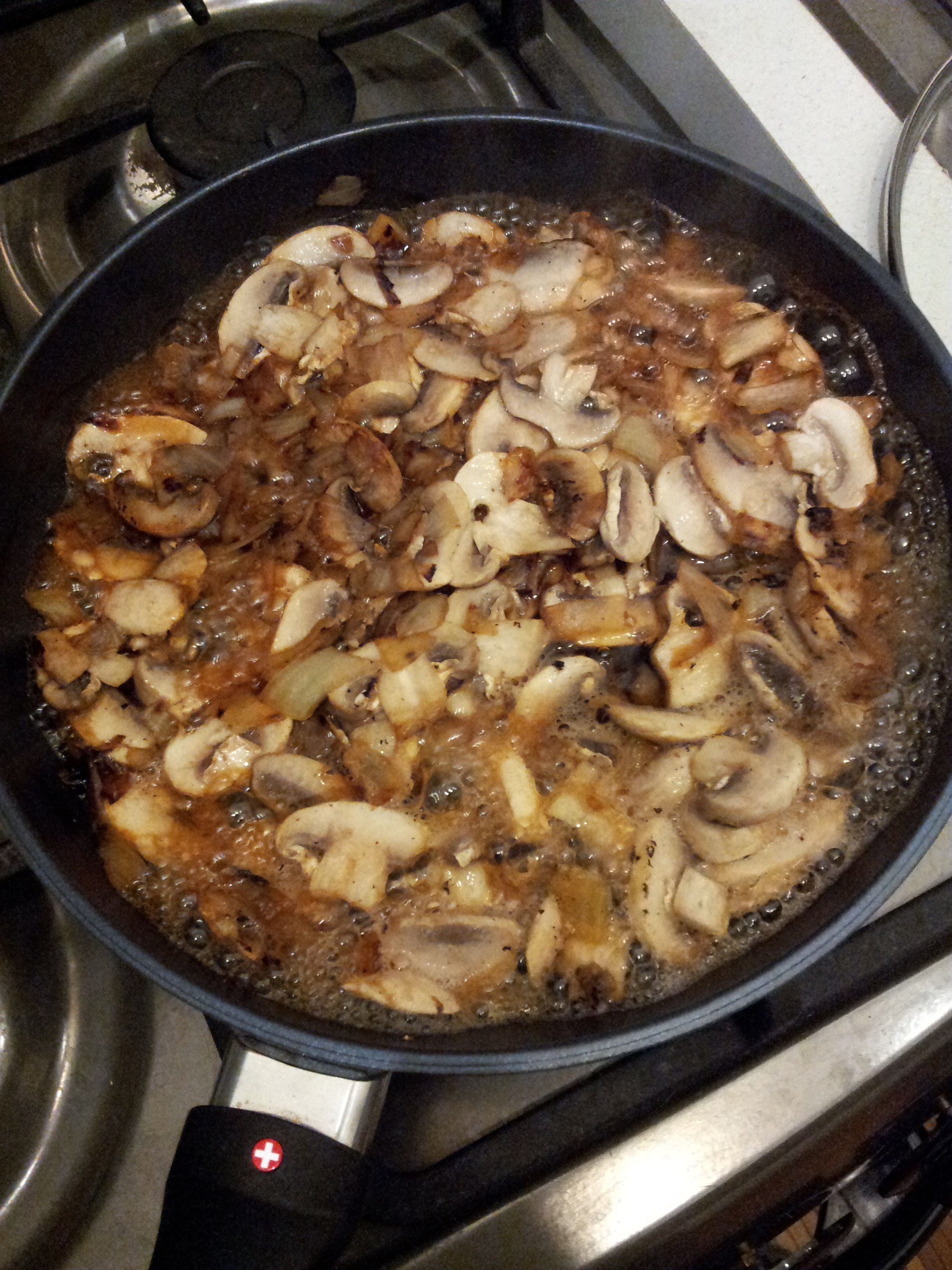 http://bestnonstickcookwareguide.com/wp-content/uploads/2013/11/mushrooms-frying-in-pan-e1384145362580.jpg